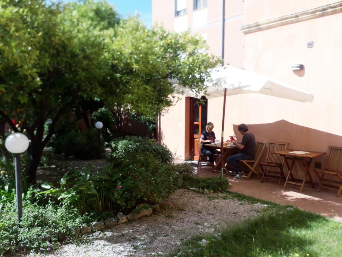 Oasi Ottocento Bed & Breakfast Quartu SantʼElena Екстериор снимка