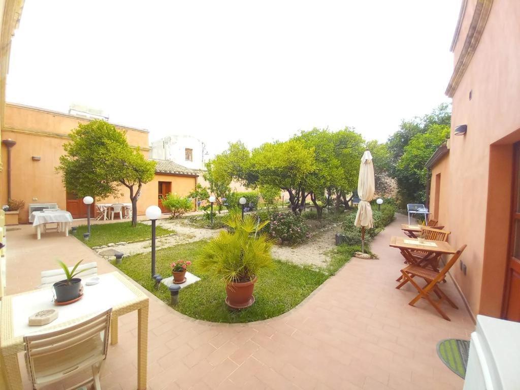 Oasi Ottocento Bed & Breakfast Quartu SantʼElena Екстериор снимка