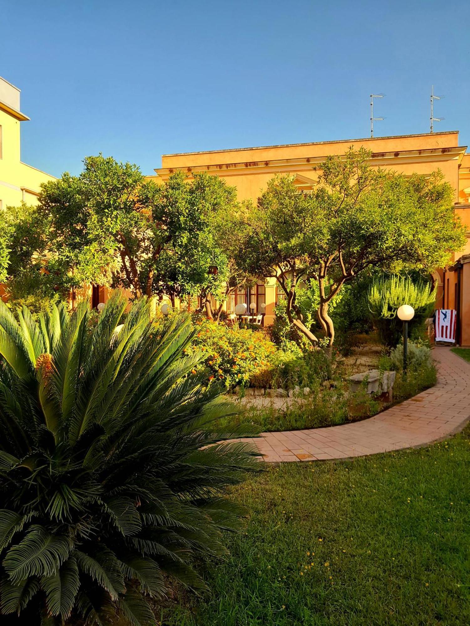 Oasi Ottocento Bed & Breakfast Quartu SantʼElena Екстериор снимка