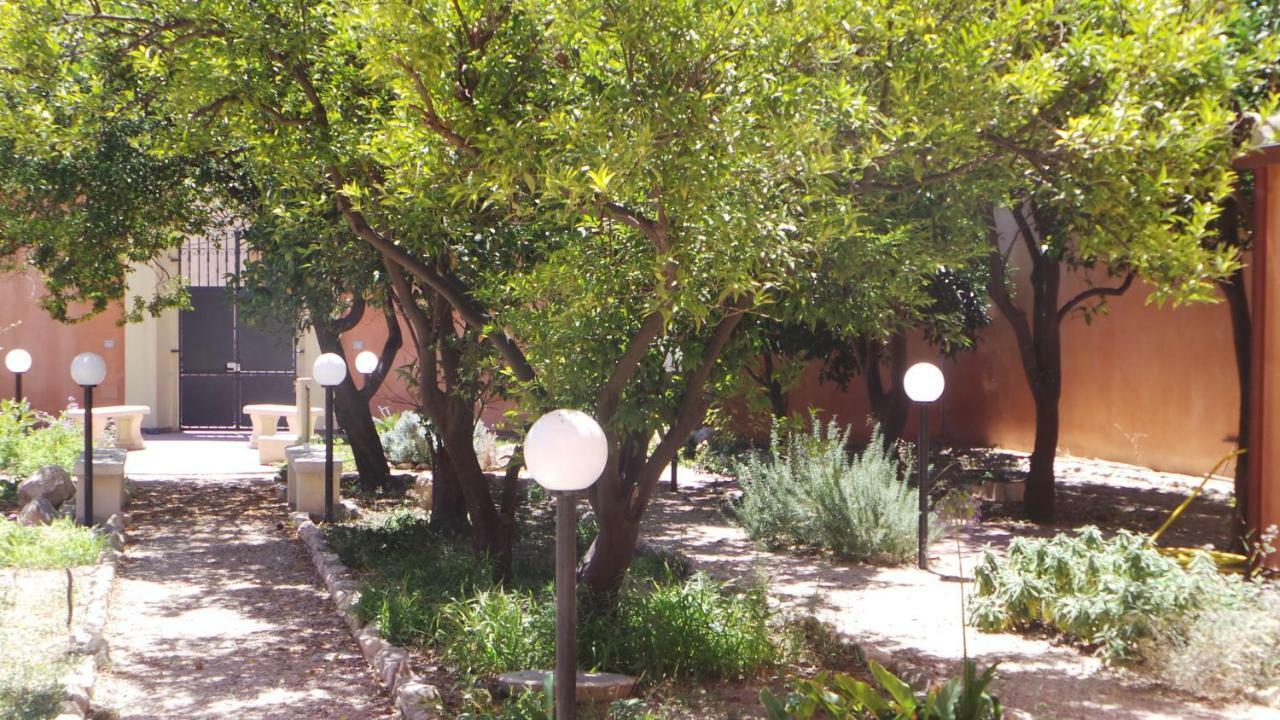 Oasi Ottocento Bed & Breakfast Quartu SantʼElena Екстериор снимка
