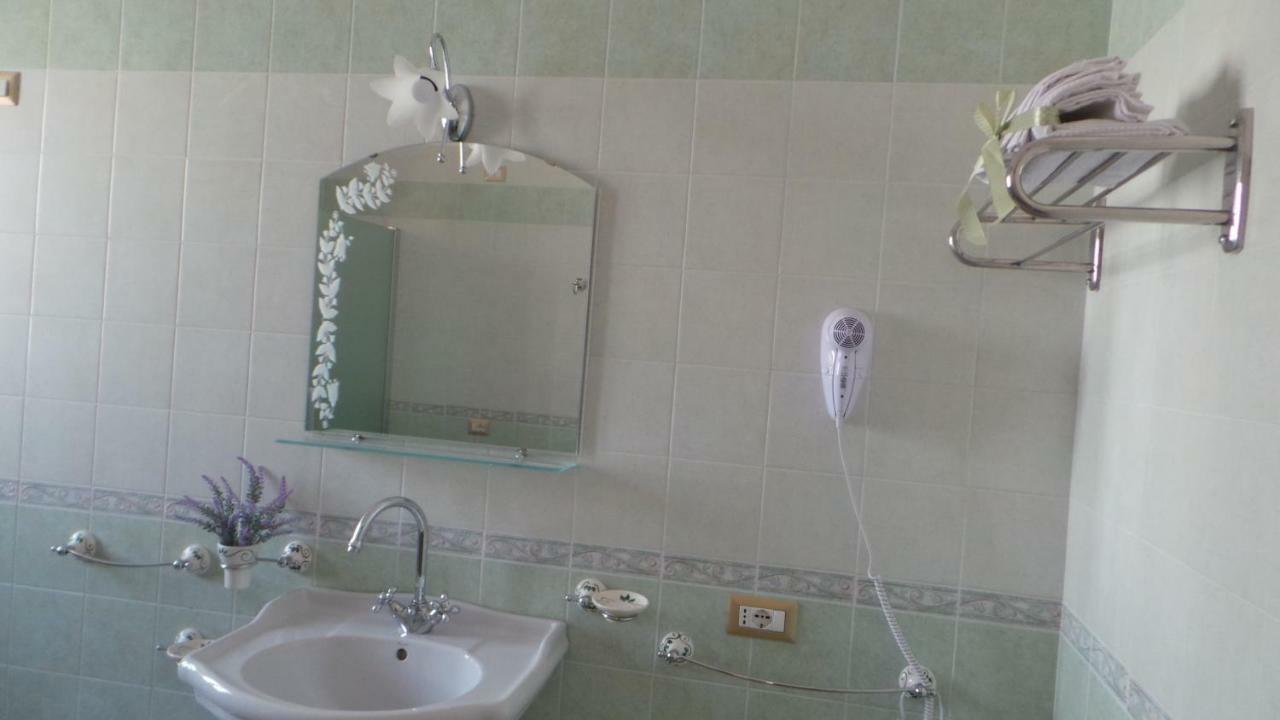 Oasi Ottocento Bed & Breakfast Quartu SantʼElena Екстериор снимка