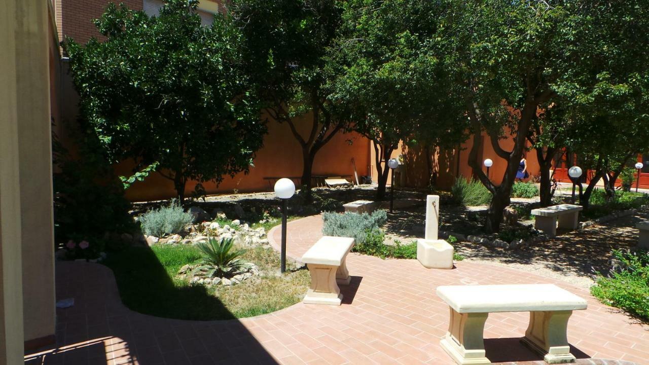 Oasi Ottocento Bed & Breakfast Quartu SantʼElena Екстериор снимка