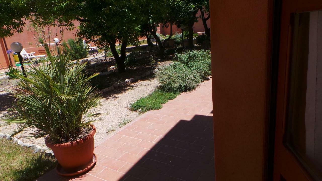 Oasi Ottocento Bed & Breakfast Quartu SantʼElena Екстериор снимка